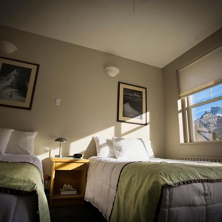 Ywca Banff Hotel Esterno foto