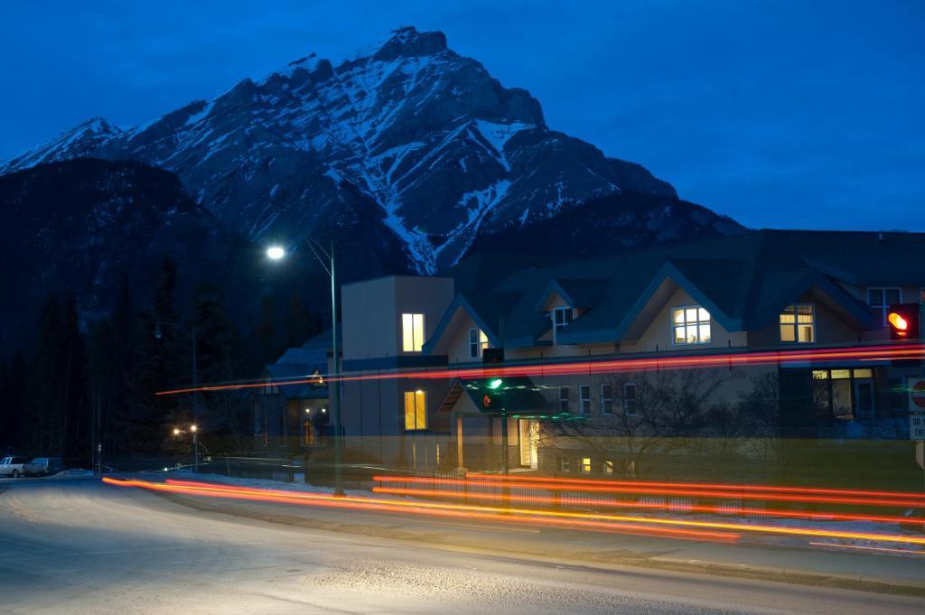 Ywca Banff Hotel Esterno foto