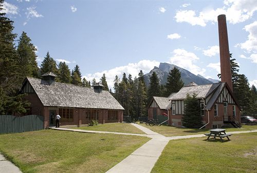Ywca Banff Hotel Esterno foto